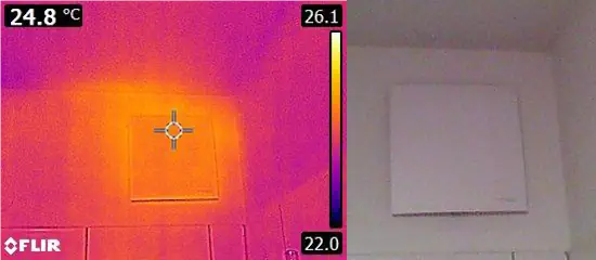 Onderzoek naar de ventilatie in een badkamer met behulp van een warmtebeeldcamera om na te gaan of er afluisterapparatuur is geïnstalleerd