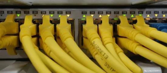 Een schakelaar wordt gecontroleerd tijdens een afluisterverdediging.