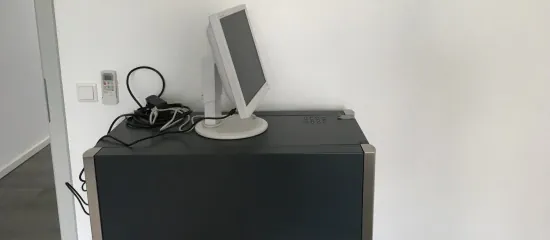 In een afluisterapparaat worden compacte technische apparaten met behulp van röntgentechnologie onderzocht op bugs.